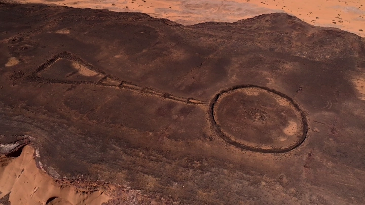 مذيله حجريه نقش حجري في الصحراء، لقطة جوية.