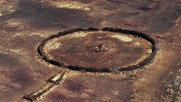 مذيلات حجرية في الصحراء، لقطة جوية.