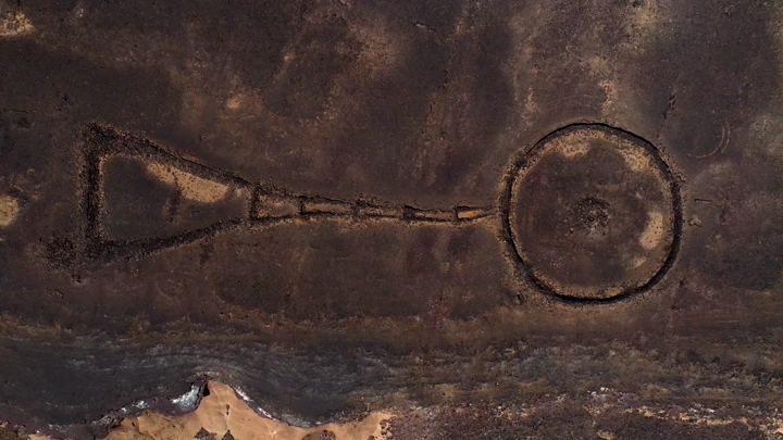 مذيله حجريه تشكيل حجري دائري في الصحراء، لقطة جوية.