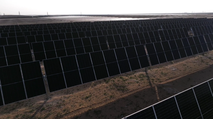 ألواح شمسية في حقل كبير، لقطة جوية.