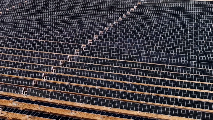 ألواح شمسية في حقل كبير، لقطة جوية.