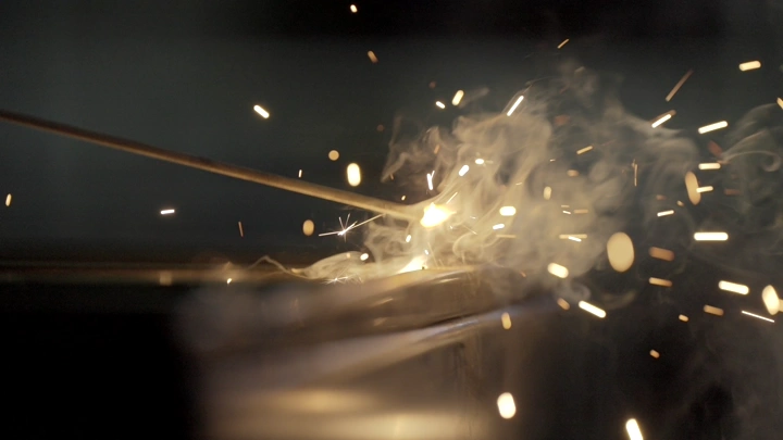 شرر اللحام في ورشة، لقطة مقربة.