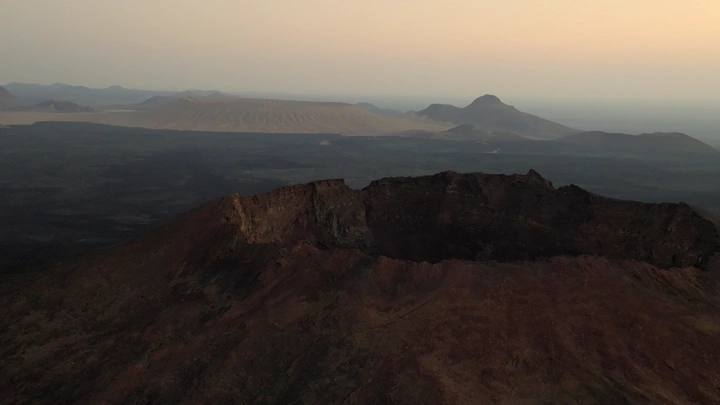 فوهة بركانية في حرة خيبر عند الغروب، لقطة جوية.
