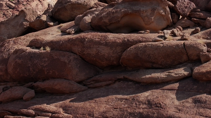 صخور جبلية في حائل مع وجود الربيع والطلح، لقطة جوية.