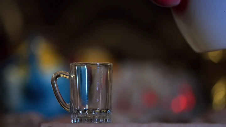 صب الشاي في كاسه، لقطة قريبة.