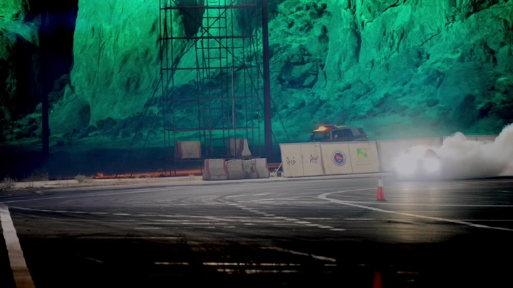 سباق درفت للمحترفين، زاوية منخفضة.