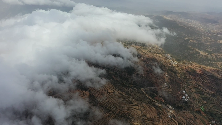 منظر جوي للضباب فوق جبال بللحمر في عسير، لقطة جوية.