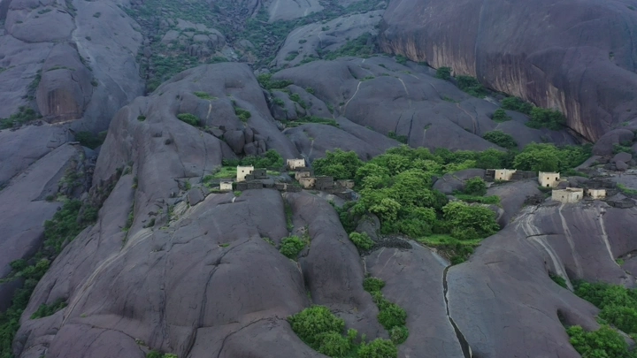 القرية المعلقة غيه في المجاردة بمنطقة عسير، لقطة جوية.