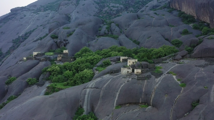 القرية المعلقة غيه في المجاردة بمنطقة عسير، لقطة جوية.