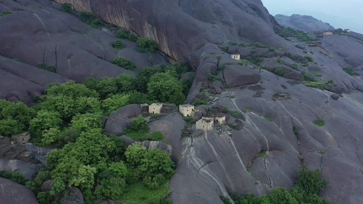 القرية المعلقة غيه في المجاردة بمنطقة عسير، لقطة جوية.