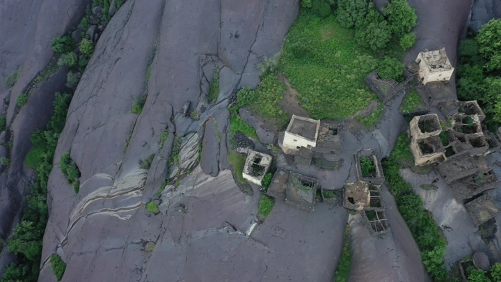 القرية المعلقة غيه في المجاردة بمنطقة عسير، لقطة جوية.