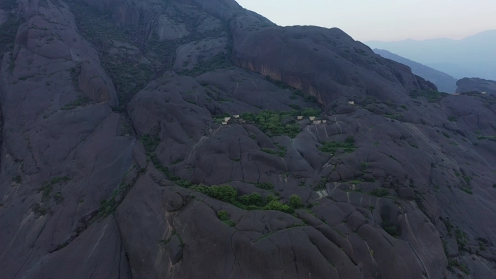 القرية المعلقة غيه في المجاردة بمنطقة عسير، لقطة جوية.