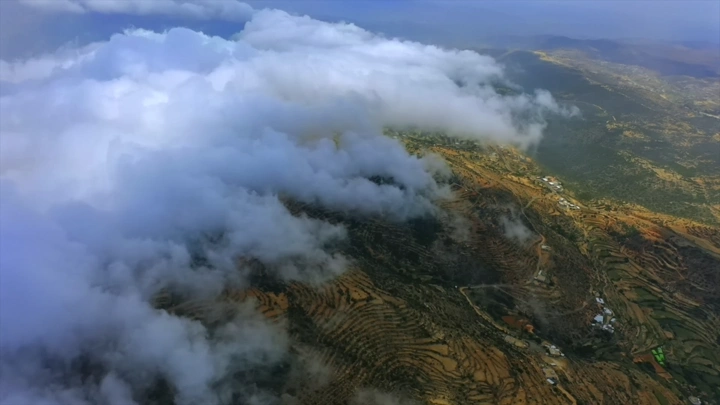 منظر جوي للضباب يغطي الجبال في جنوب المملكة في الصيف.
