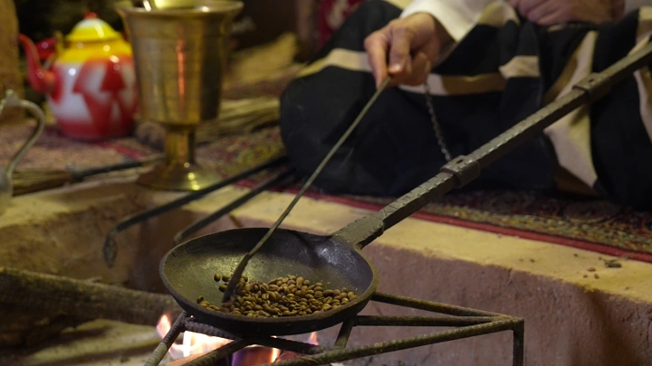 تحميص القهوة السعودية على الحطب