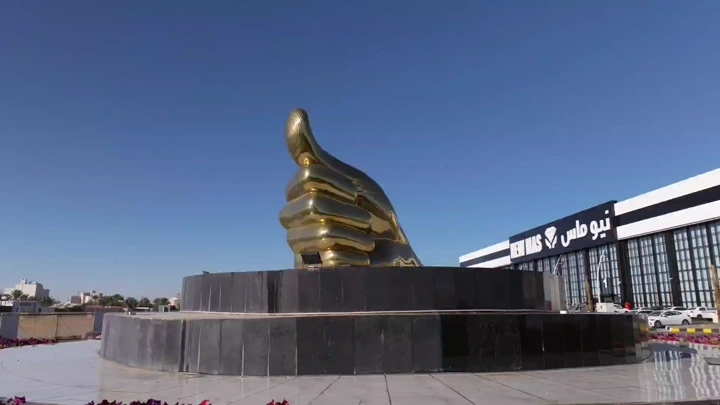 دوار بصمة في حائل، لقطة نهارية.