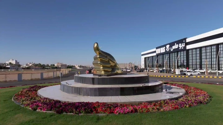 دوار بصمة في حائل تحت السماء الزرقاء، لقطة جوية.