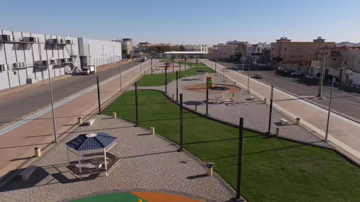 حديقة عامة في حائل مع ألعاب أطفال، لقطة جوية.