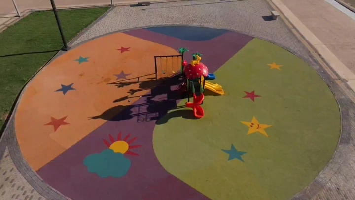 ألعاب أطفال في حديقة عامة بحائل، لقطة جوية.