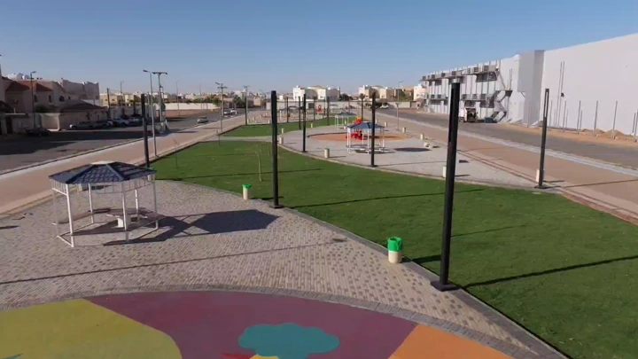 ملعب أطفال في حديقة عامة بحائل، لقطة جوية.