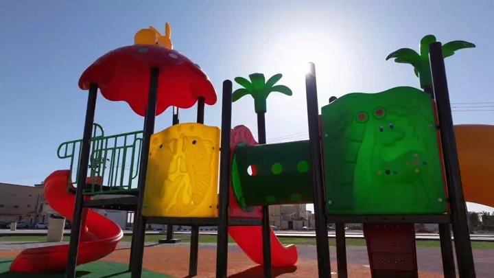 ألعاب أطفال في حديقة عامة، لقطة نهارية.