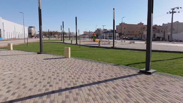 ملعب أطفال في حديقة عامة بحائل، لقطة نهارية.