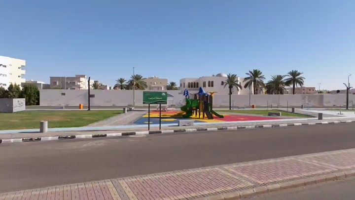 ملعب أطفال في حديقة عامة بحائل، لقطة نهارية.