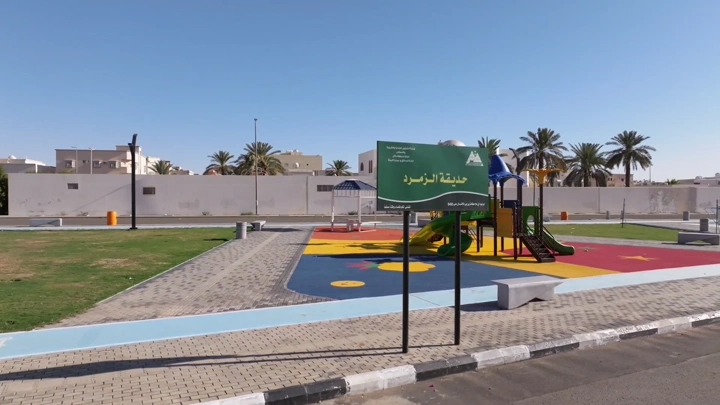 ملعب أطفال في حديقة الزمرد بحائل، لقطة نهارية.
