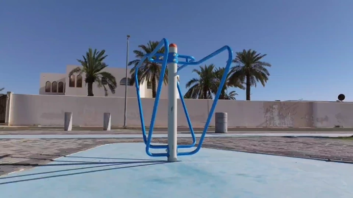 معدات رياضية في حديقة عامة بحائل، لقطة منخفضة.