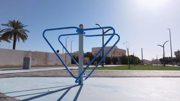 معدات رياضية في حديقة عامة بحائل، لقطة نهارية.