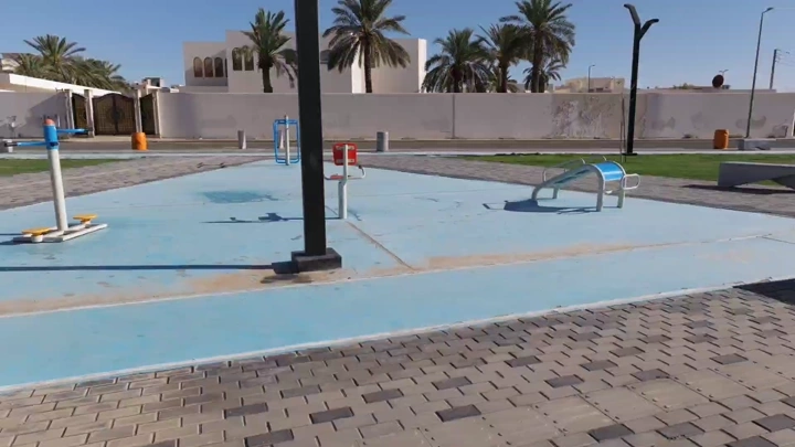 معدات رياضية في حديقة عامة بحائل، لقطة نهارية.