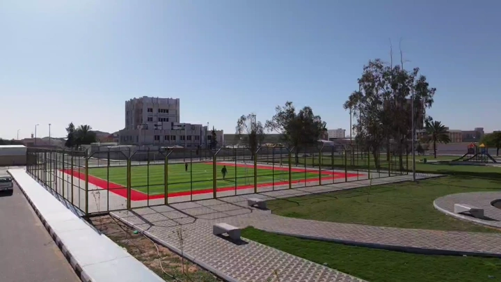 ملعب كرة قدم في حديقة عامة بحائل، لقطة نهارية جوية.