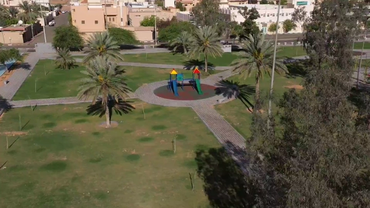 ملعب أطفال في حديقة عامة بحائل، لقطة جوية.