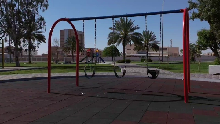 ألعاب أطفال في حديقة عامة بحائل، لقطة نهارية.