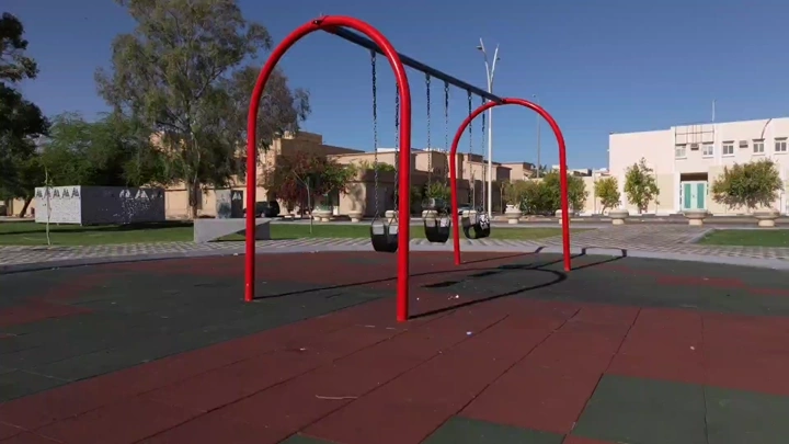 ألعاب أطفال في حديقة عامة بحائل، لقطة نهارية.