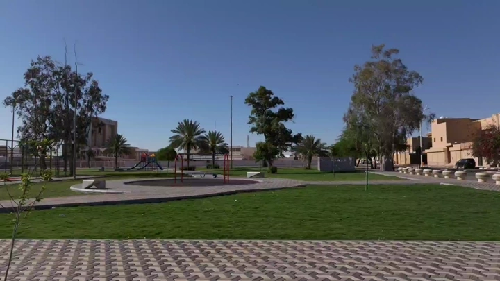 ملعب كرة قدم في حديقة عامة بحائل، لقطة نهارية واسعة.