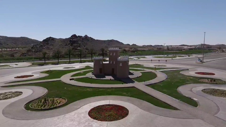 دوار القلعة في حائل تحت السماء الزرقاء، لقطة جوية.