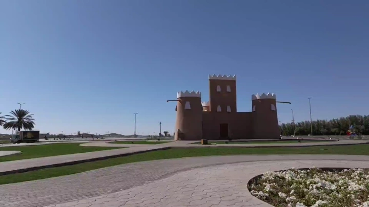 دوار القلعة في حائل تحت سماء زرقاء، لقطة نهارية.