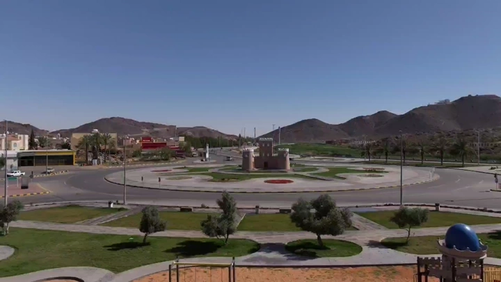 دوار القلعة في حائل تحت سماء زرقاء، لقطة نهارية.