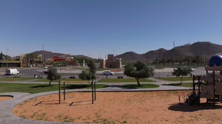 دوار القلعة في حائل تحت سماء زرقاء، لقطة نهارية.