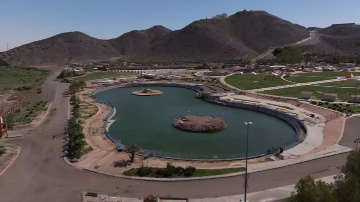 بحيرة في حديقة السمراء بحائل، لقطة جوية نهارية.