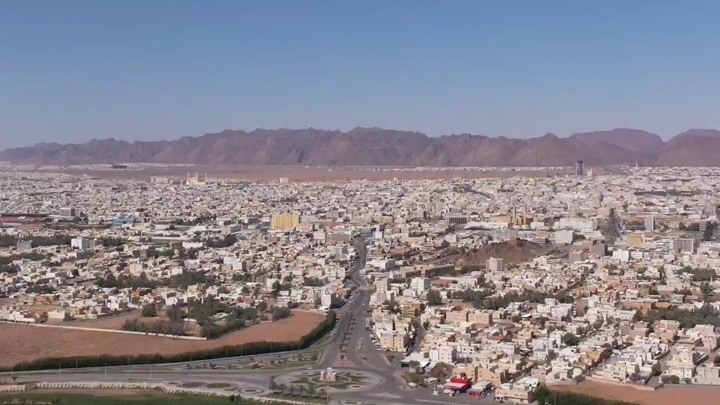 لقطة علوية تظهر مدينة حائل تحت سماء صافية، لقطة جوية.