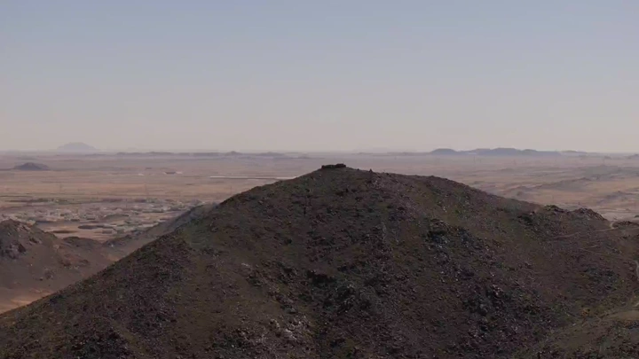 موقدة حاتم الطائي في حائل جو غائم، لقطة جوية.