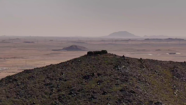 موقدة حاتم الطائي فوق الجبل في حائل تحت سماء غائمة، لقطة جوية.