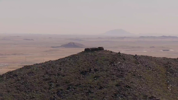 موقدة حاتم الطائي على تلة في حائل، لقطة بعيدة.