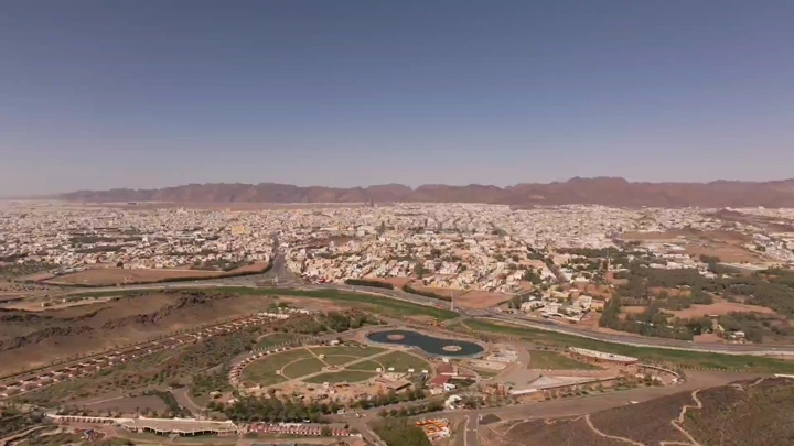 منظر جوي لحديقة السمراء في حائل، في يوم مشمس.