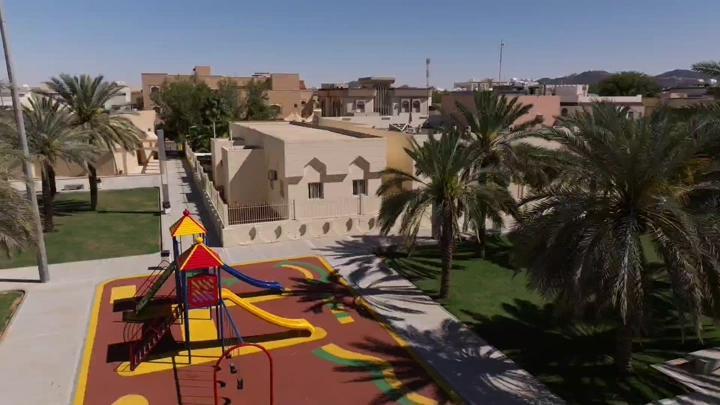 ملعب أطفال في حديقة عامة بحائل، لقطة جوية.