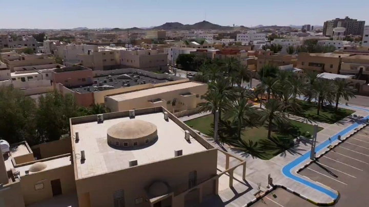 حديقة عامة في حائل، لقطة جوية نهارية.