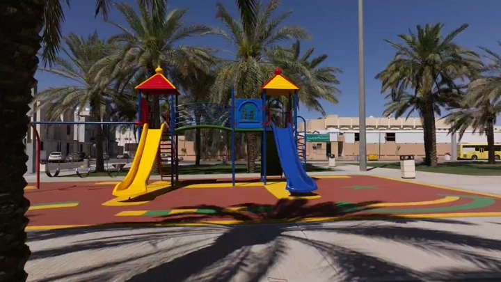 ملعب أطفال في حديقة عامة بحائل، لقطة نهارية.
