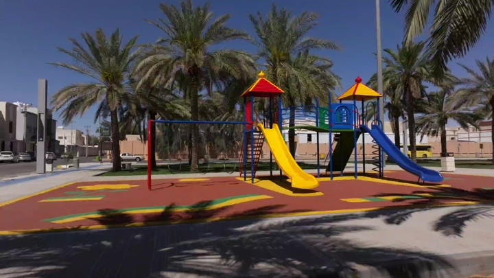 ملعب أطفال في حديقة عامة بحائل، لقطة نهارية.