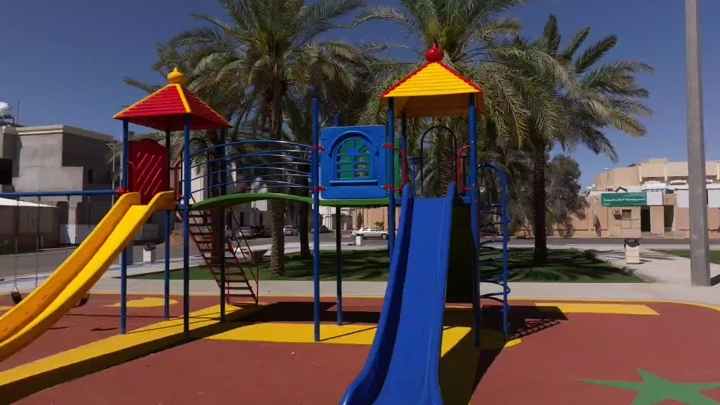 ملعب أطفال في حديقة عامة بحائل، لقطة نهارية.